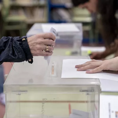 (Foto de ARCHIVO)

Una persona mete su voto en la urna en un colegio electoral, a 28 de mayo de 2023, en Madrid (España).  Hoy, 28M, se celebran en España elecciones municipales en un total de 8.131 ayuntamientos, elecciones autonómicas en 12 comunidades autónomas y en las ciudades autónomas de Ceuta y Melilla. En las elecciones municipales podrán votar 35.414.655 electores y en las autonómicas que se celebran podrán hacerlo 18.382.505 electores.



A. Pérez Meca / Europa Press

28 MAYO 2023;DEMOCRACIA;VOTAR;VOTA;ELECCIONES;VOTACIÓN;28M;28-M;ELECCIONES 2023;COLEGIO ELECTORAL;MAYOR;MUJER MAYOR;URNA;

28/5/2023