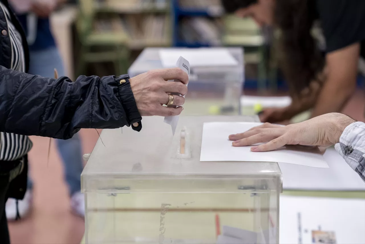 (Foto de ARCHIVO)

Una persona mete su voto en la urna en un colegio electoral, a 28 de mayo de 2023, en Madrid (España).  Hoy, 28M, se celebran en España elecciones municipales en un total de 8.131 ayuntamientos, elecciones autonómicas en 12 comunidades autónomas y en las ciudades autónomas de Ceuta y Melilla. En las elecciones municipales podrán votar 35.414.655 electores y en las autonómicas que se celebran podrán hacerlo 18.382.505 electores.



A. Pérez Meca / Europa Press

28 MAYO 2023;DEMOCRACIA;VOTAR;VOTA;ELECCIONES;VOTACIÓN;28M;28-M;ELECCIONES 2023;COLEGIO ELECTORAL;MAYOR;MUJER MAYOR;URNA;

28/5/2023