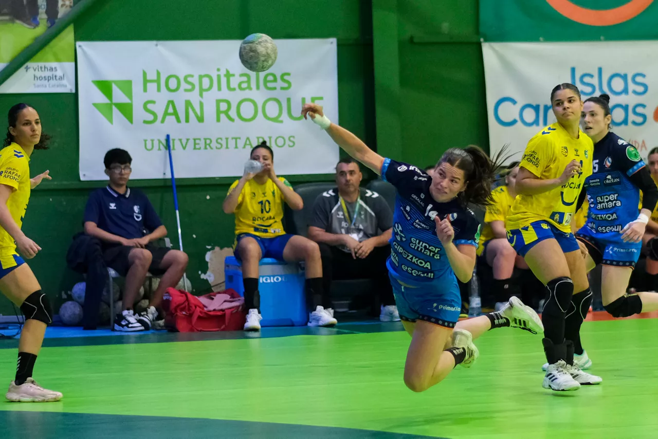 TELDE (GRAN CANARIA), 31/05/2026.- La jugadora argentina del Super Amara Bera Bera Elke KaKarsten (c) lanza a puerta durante el segundo partido de la final de la Liga Guerreras, que ambos equipos disputan este domingo en Telde (Gran Canaria). EFE/Ángel Medina G.
