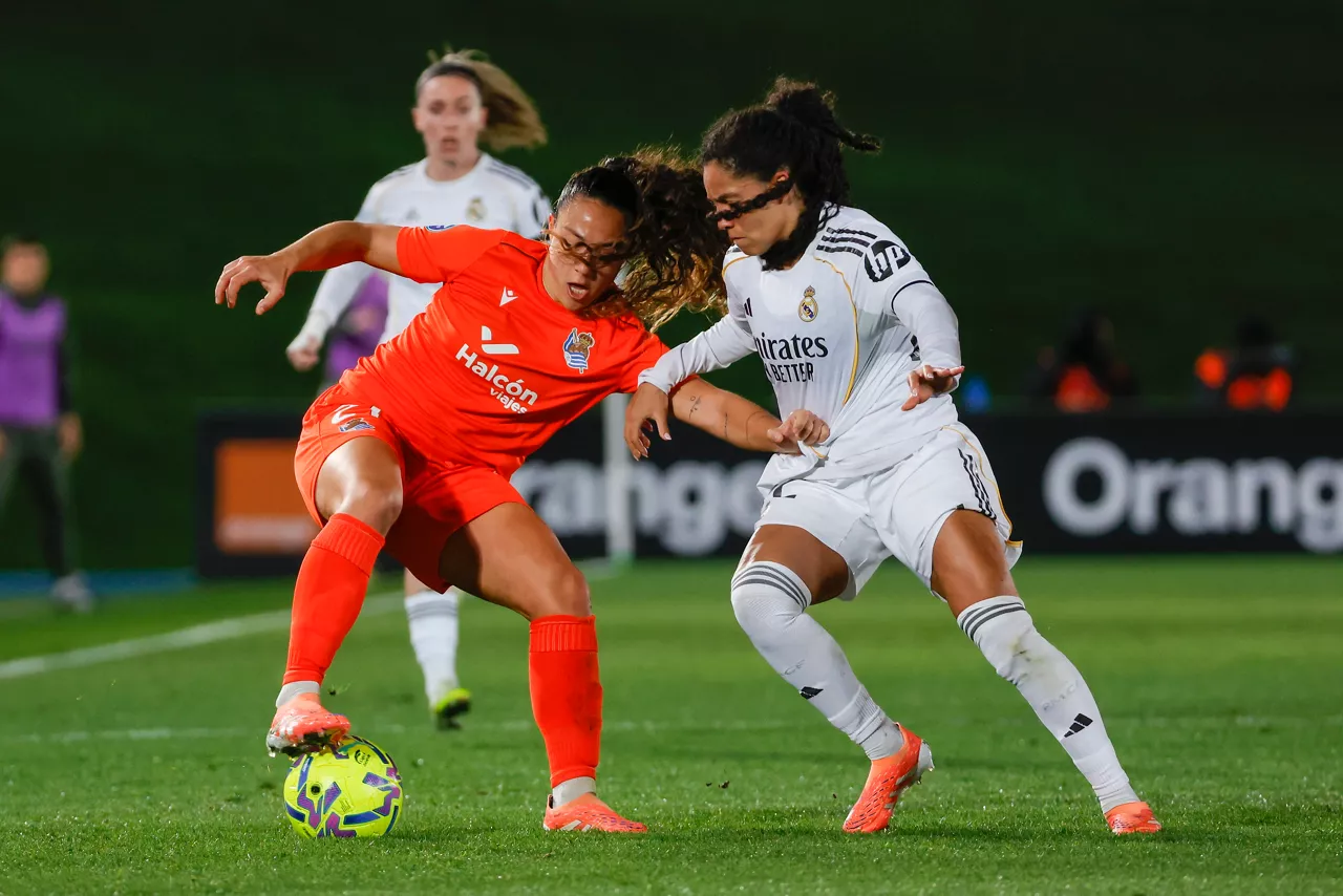MADRID, 06/12/2025.-La jugadora de la Real Sociedad Emma Ramírez y la jugadora del Real Madrid F Yasmine, durante el partido de la jornada 13 de la Liga F entre el Real Madrid y la Real Sociedad, este sábado en el estadio Alfredo Di Stéfano en Madrid.- EFE/ Zipi Aragón

