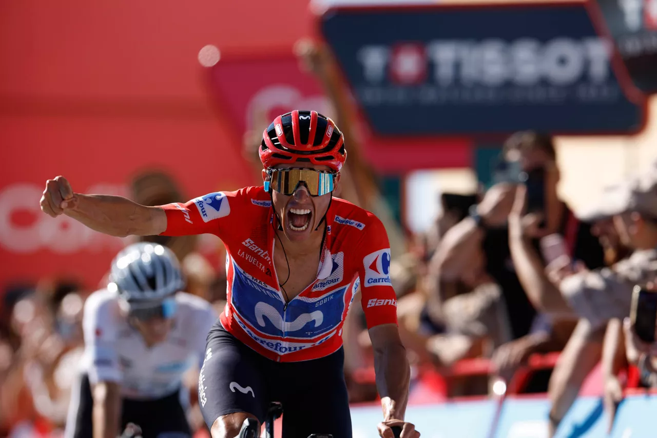 ALTO DE AITANA (ALICANTE), 30/08/2026.- El ciclista español del Movistar Enric Mas celebra su victoria tras la novena etapa de La Vuelta a España, este domingo. La etapa de 187.4 km discurre entre Villajoyosa y Alto de Aitana. EFE/Javier Lizón
