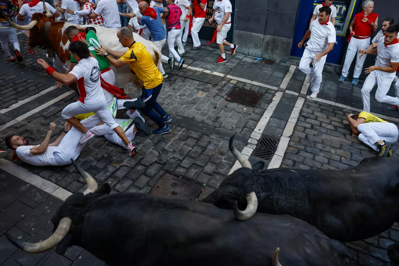 PAMPLONA, 09/07/2026.- Los toros de la ganadería madrileña de Victoriano del Río entran en la calle de la Estafeta en el tercer encierro de los Sanfermines 2026, este jueves en Pamplona. EFE/Jesús Diges
