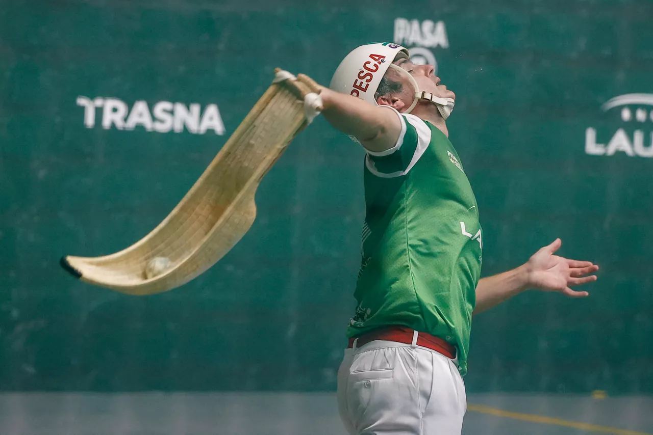 AMDEP4649. BUENOS AIRES (ARGENTINA), 23/10/2026.- Erik Erkiaga de Euskadi devuelve una pelota ante Jean Olharan de Francia durante el Mundial de Pelota Vasca 2026 este viernes, Buenos Aires (Argentina). EFE/ Juan Ignacio Roncoroni
