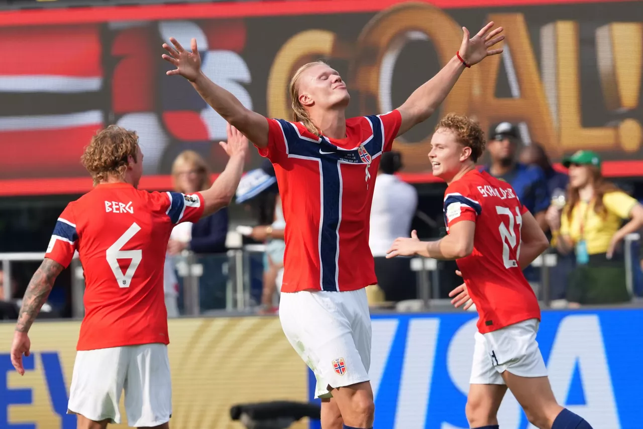 AMDEP8230. NUEVA JERSEY (ESTADOS UNIDOS), 05/07/2026.- Erling Haaland (c) de Noruega celebra un gol este domingo, en un partido por los octavos de final del Mundial de la FIFA 2026 entre Brasil y Noruega en el estadio MetLife en Nueva Jersey (Estados Unidos). EFE/ Angel Colmenares
