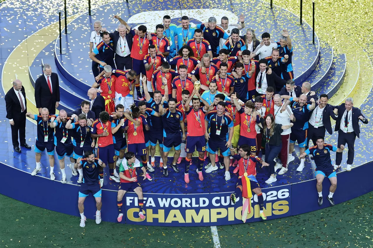 EAST RUTHERFORD (United States), 20/07/2026.- Spain captain Rodri lifts the tropy as the team celebrate victory in the FIFA World Cup 2026 final match Spain against Argentina, in New Jersey, USA, 19 July 2026. Spain won 1-0. (España) EFE/EPA/RONALD WITTEK
