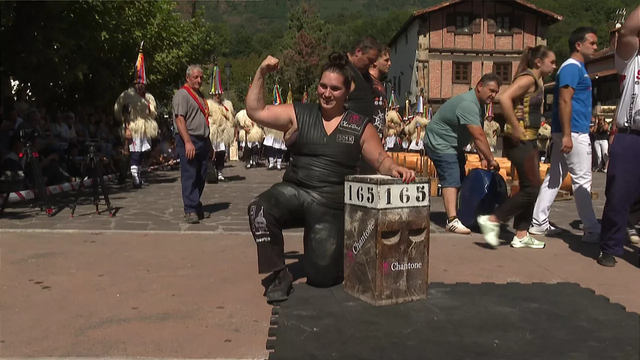 Estefania Etxebestek 165 kiloko harria jaso du
