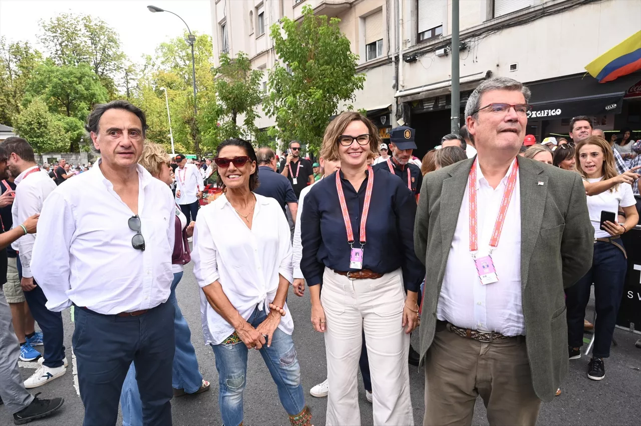 La diputada general de Bizkaia, Elixabete Etxanobe y el alcalde de Bilbao, Juan María Aburto durante la 11ª etapa de la Vuelta Ciclista a España.