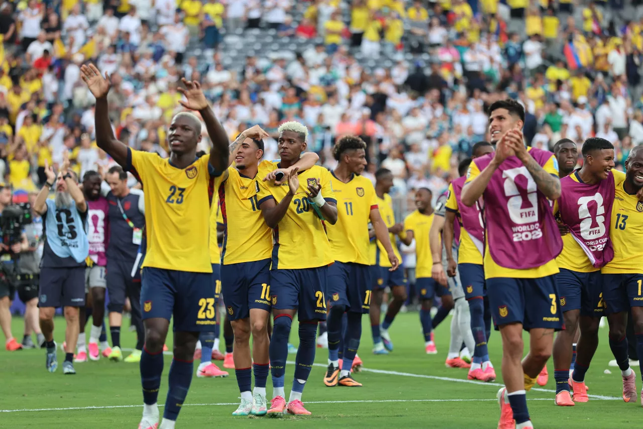 AMDEP7341. NUEVA JERSEY (ESTADOS UNIDOS), 25/06/2026.- Jugadores de Ecuador celebran este jueves, al final de un partido del grupo E del Mundial de la FIFA 2026 entre Ecuador y Alemania en el estadio MetLife de Nueva Jersey (Estados Unidos). EFE/Octavio Guzmán
