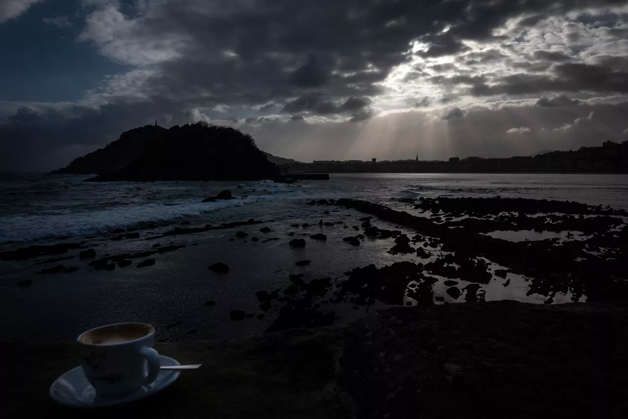 FOTODELDÍA SAN SEBASTIÁN, 31/03/2026.- Vista de la bahía de La Concha de San Sebastián este martes. Los cielos en el País Vasco estarán hoy nubosos a muy nubosos con lluvia débil; los vientos serán flojos a moderados con rachas fuertes; las temperaturas mínimas ascenderán ligeramente, las máximas no variarán y la cota de nieve se situará en torno a los 1.400 y los 1.500 metros.EFE/Javier Etxezarreta
