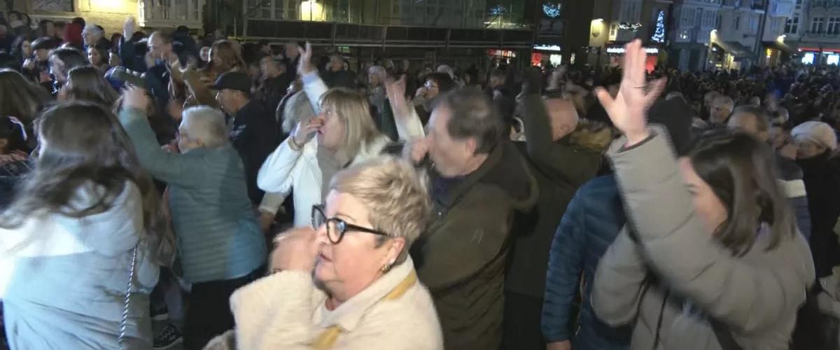 Al ritmo de Euskal Rock and Roll de Nico Etxart, personas de todas las edades se han reunido en la plaza de la Virgen Blanca de Vitoria-Gasteiz para apoyar el reto solidario de EITB Maratoia. La iniciativa ha arrancado con un gran baile colectivo a favor de una vida larga y saludable. Aunque el día central será el 18 de diciembre, ya está activo el BIZUM solidario 33478.