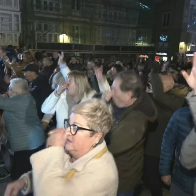 Al ritmo de Euskal Rock and Roll de Nico Etxart, personas de todas las edades se han reunido en la plaza de la Virgen Blanca de Vitoria-Gasteiz para apoyar el reto solidario de EITB Maratoia. La iniciativa ha arrancado con un gran baile colectivo a favor de una vida larga y saludable. Aunque el día central será el 18 de diciembre, ya está activo el BIZUM solidario 33478.
