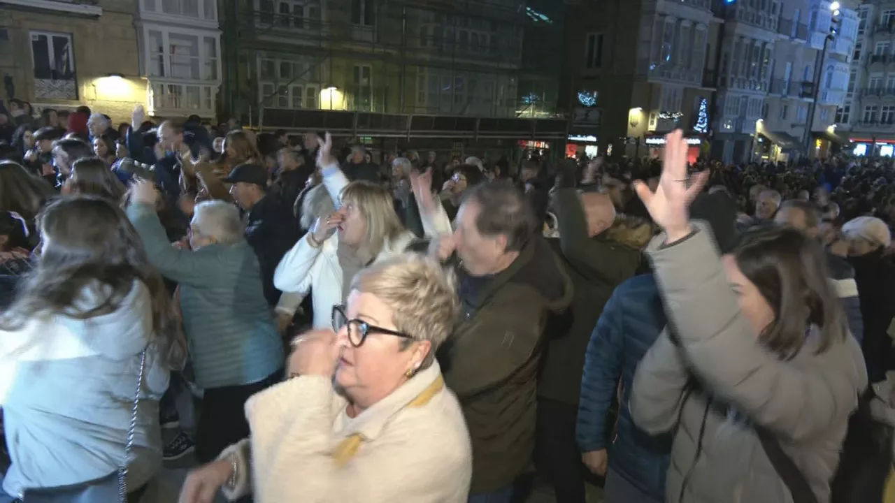 Al ritmo de Euskal Rock and Roll de Nico Etxart, personas de todas las edades se han reunido en la plaza de la Virgen Blanca de Vitoria-Gasteiz para apoyar el reto solidario de EITB Maratoia. La iniciativa ha arrancado con un gran baile colectivo a favor de una vida larga y saludable. Aunque el día central será el 18 de diciembre, ya está activo el BIZUM solidario 33478.