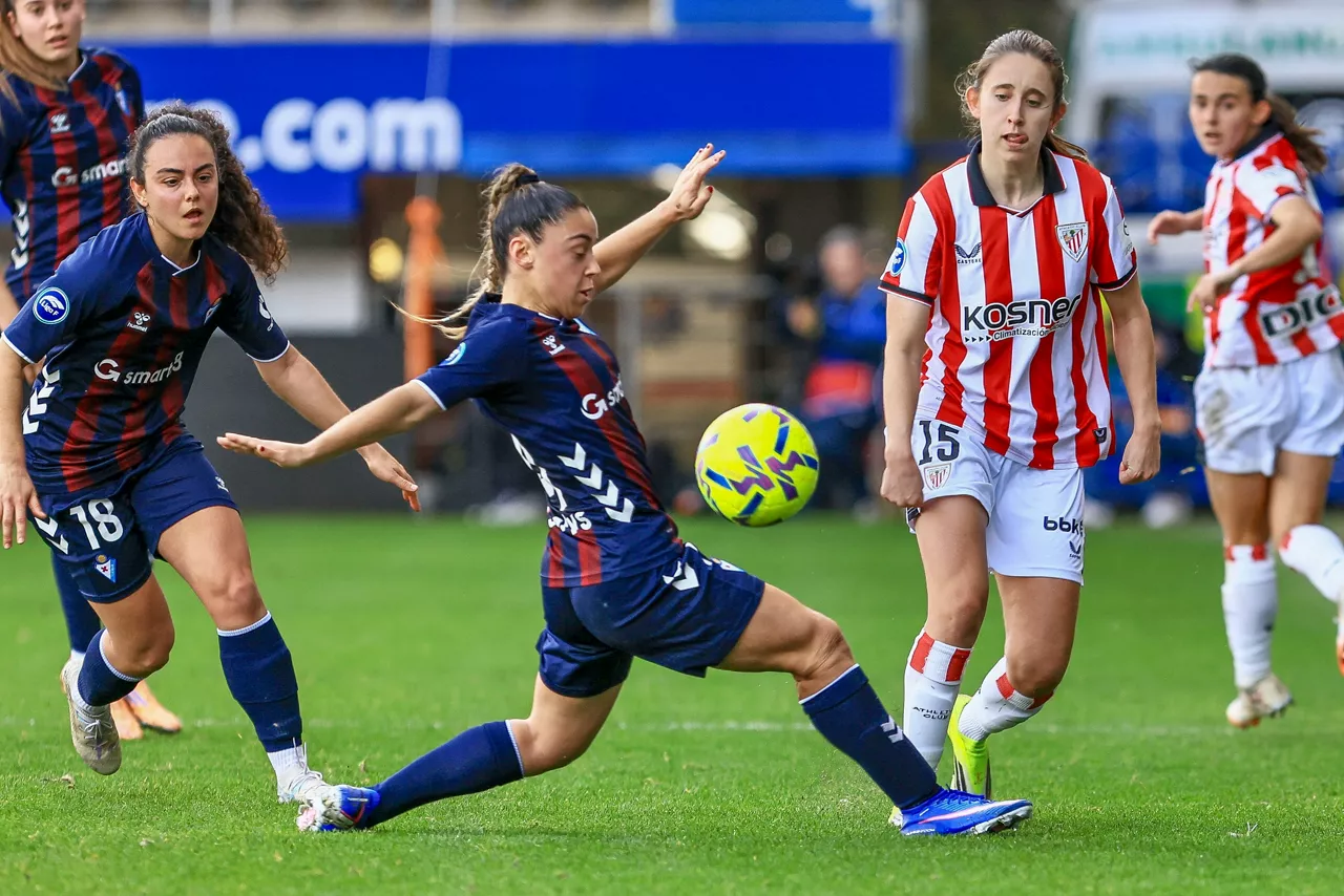 IPURUA, 22/02/2026.- La delantera del Eibar Lara (c) controla el balón durante el partido de Liga F que enfrentó al Eibar y al Athletic Club en Ipurua, este domingo. EFE/Javi Colmenero

