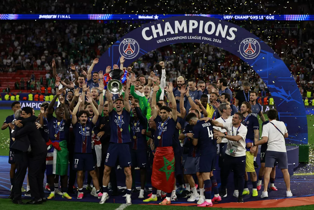 El PSG levantando la copa de la Champions League