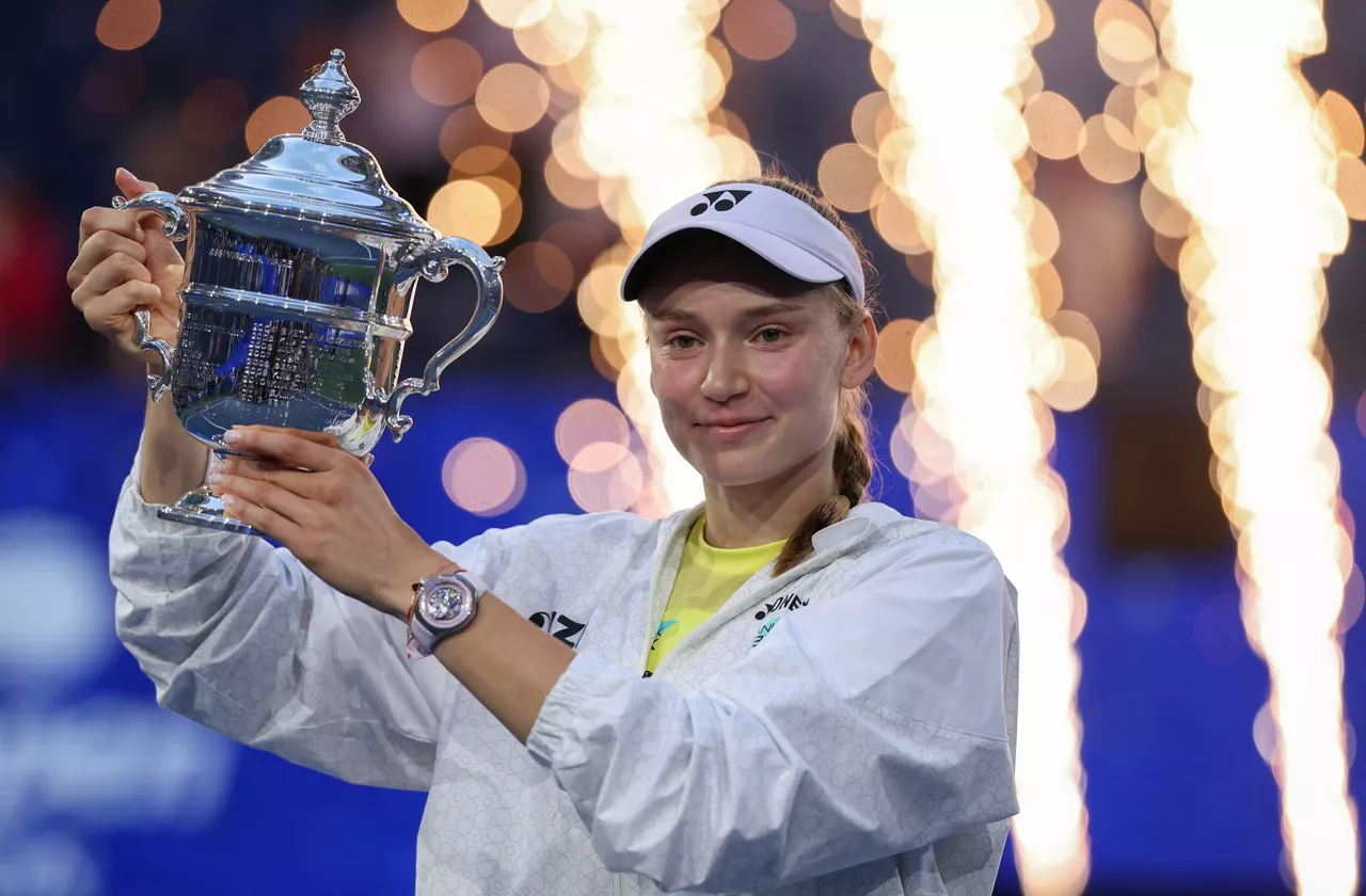 FLUSHING MEADOWS (United States), 13/09/2026.- Elena Rybakina of Kazakhstan poses with the Champions trophy after winning the Women’s Singles Finals of the US Open Tennis Championships in Flushing Meadows, New York, USA, 12 September 2026. (Tenis, Kazajstán, Nueva York) EFE/EPA/SARAH YENESEL
