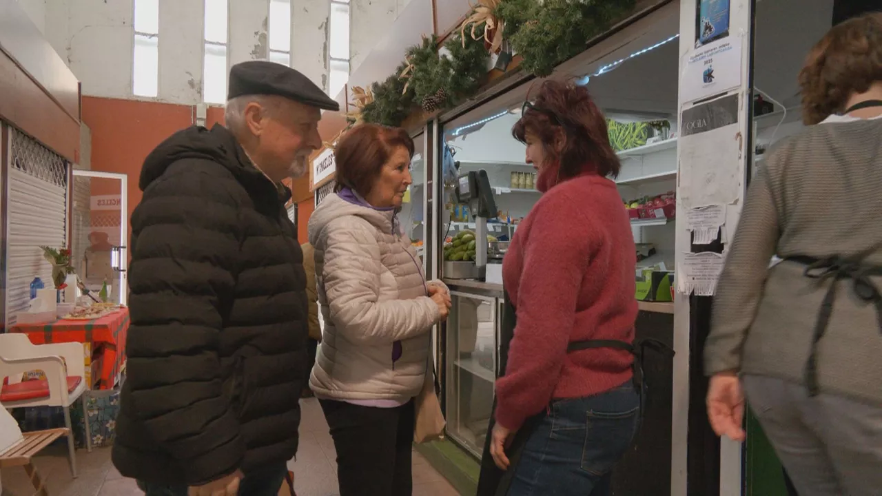 Ateak itxi ditu Elgoibarko Merkatu Plazak. Amaiaren fruta-denda da azken egunera arte zabalik egon dena.