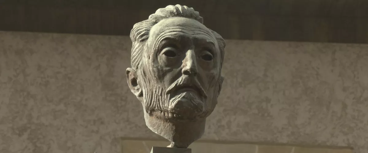 El Ayuntamiento de Bilbao ha rendido homenaje este lunes a Miguel de Unamuno con motivo del 161 aniversario de su nacimiento en 1864. El alcalde de la villa, Juan Mari Aburto, ha presidido la ofrenda floral al escritor y filósofo, al que ha descrito como un bilbaíno "comprometido con la cultura, la libertad y la dignidad humana; valores que defendió con su vida y con su palabra".