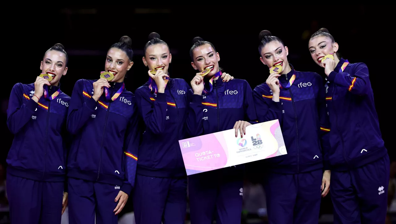 FOTODELDÍA FRANKFURT (Alemania), 15/08/2026.- El equipo de España celebra en el podio tras ganar la medalla de oro durante la ceremonia de entrega de medallas en la final de la competición por equipos y la ronda clasificatoria para la final del 42º Campeonato Mundial de Gimnasia Rítmica en Frankfurt, Alemania, el 15 de agosto de 2026. EFE/EPA/RONALD WITTEK
