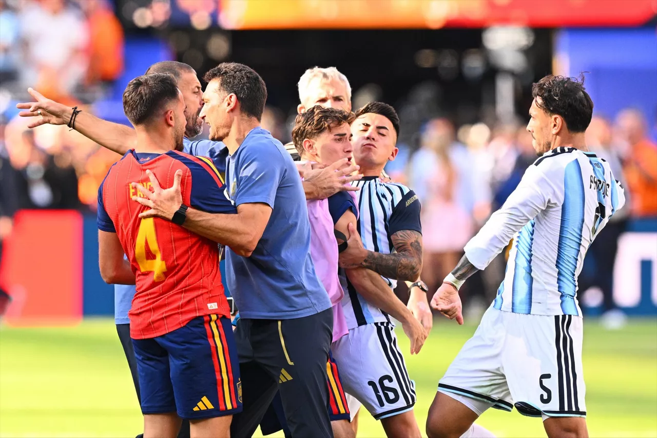 (Foto de ARCHIVO)

19 July 2026, US, East Rutherford: Argentina coach Lionel Scaloni steps in to separate Argentina midfielder Leandro Paredes (R) and Spain defender Eric Garcia during a mass altercation immediately following the FIFA World Cup 2026 between Spain and Argentina at New York-New Jersey Stadium(MetLife Stadium). Photo: Tom Weller/dpa



19/7/2026 ONLY FOR USE IN SPAIN