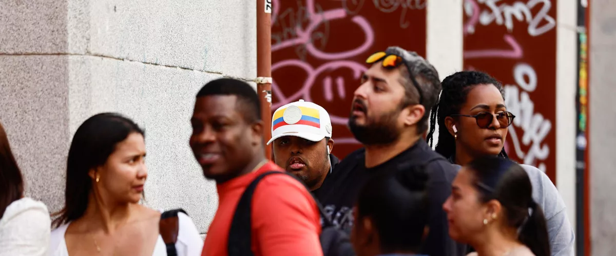 FOTODELDÍA GRAF1575. MADRID, 15/04/2026.-Colas de inmigrantes en el Consulado de Colombia este miércoles en Madrid. El Gobierno ha defendido este miércoles la regularización de inmigrantes y ha acusado al PP de tener "falta de humanidad" y de usar instituciones como la Comunidad de Madrid para poner "palos en las ruedas" de esta medida.-EFE/ Rodrigo Jiménez
