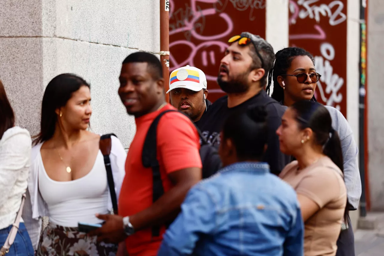 FOTODELDÍA GRAF1575. MADRID, 15/04/2026.-Colas de inmigrantes en el Consulado de Colombia este miércoles en Madrid. El Gobierno ha defendido este miércoles la regularización de inmigrantes y ha acusado al PP de tener "falta de humanidad" y de usar instituciones como la Comunidad de Madrid para poner "palos en las ruedas" de esta medida.-EFE/ Rodrigo Jiménez

