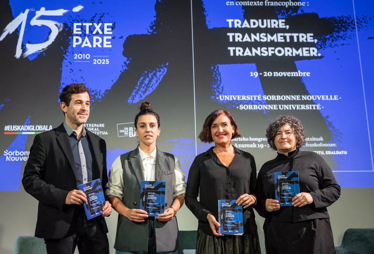 SAN SEBASTIÁN, 10/11/2025.- Los responsables del Instituto Etxepare (i-d) Imanol Otaegi, Monika Madinabeitia, Irene Larraza y Teresa Larruzea, posan este lunes durante la presentación en San Sebastián del congreso académico sobre lenguas minorizadas que se celebrará en París los días 19 y 20 de noviembre, y de las colaboraciones que el Instituto Etxepare ha establecido con la Sorbona. EFE/Javier Etxezarreta

