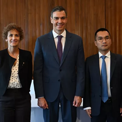 De izquierda a derecha, la presidenta Chivite, el presidente Sánchez y el fundador de Hithium, Jeff Wu.



REMITIDA / HANDOUT por GOBIERNO DE NAVARRA

Fotografía remitida a medios de comunicación exclusivamente para ilustrar la noticia a la que hace referencia la imagen, y citando la procedencia de la imagen en la firma

15/4/2026