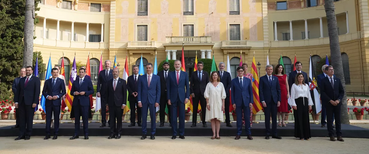 (Foto de ARCHIVO)

Foto de familia de las autoridades asistentes a la XXVIII Conferencia de Presidentes, en Palau de Pedralbes de Barcelona, a 6 de junio de 2025, en Barcelona, Catalunya (España). Durante la conferencia se abordarán los 16 puntos de la agenda, ampliada tras la inclusión de las demandas de las Comunidades Autónomas, que contemplan entre otros asuntos la reforma de la financiación autonómica, el control de fronteras, la política migratoria, el acceso a la vivienda, la situación energética y la reforma del Poder Judicial. Por primera vez, los presidentes autonómicos pueden intervenir en las lenguas cooficiales de sus territorios con traducción simultánea.



David Zorrakino / Europa Press

06 JUNIO 2025;CONFERENCIA;PRESIDENTES;GOBIERNO

06/6/2025