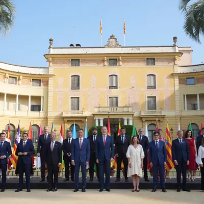 (Foto de ARCHIVO)

Foto de familia de las autoridades asistentes a la XXVIII Conferencia de Presidentes, en Palau de Pedralbes de Barcelona, a 6 de junio de 2025, en Barcelona, Catalunya (España). Durante la conferencia se abordarán los 16 puntos de la agenda, ampliada tras la inclusión de las demandas de las Comunidades Autónomas, que contemplan entre otros asuntos la reforma de la financiación autonómica, el control de fronteras, la política migratoria, el acceso a la vivienda, la situación energética y la reforma del Poder Judicial. Por primera vez, los presidentes autonómicos pueden intervenir en las lenguas cooficiales de sus territorios con traducción simultánea.



David Zorrakino / Europa Press

06 JUNIO 2025;CONFERENCIA;PRESIDENTES;GOBIERNO

06/6/2025