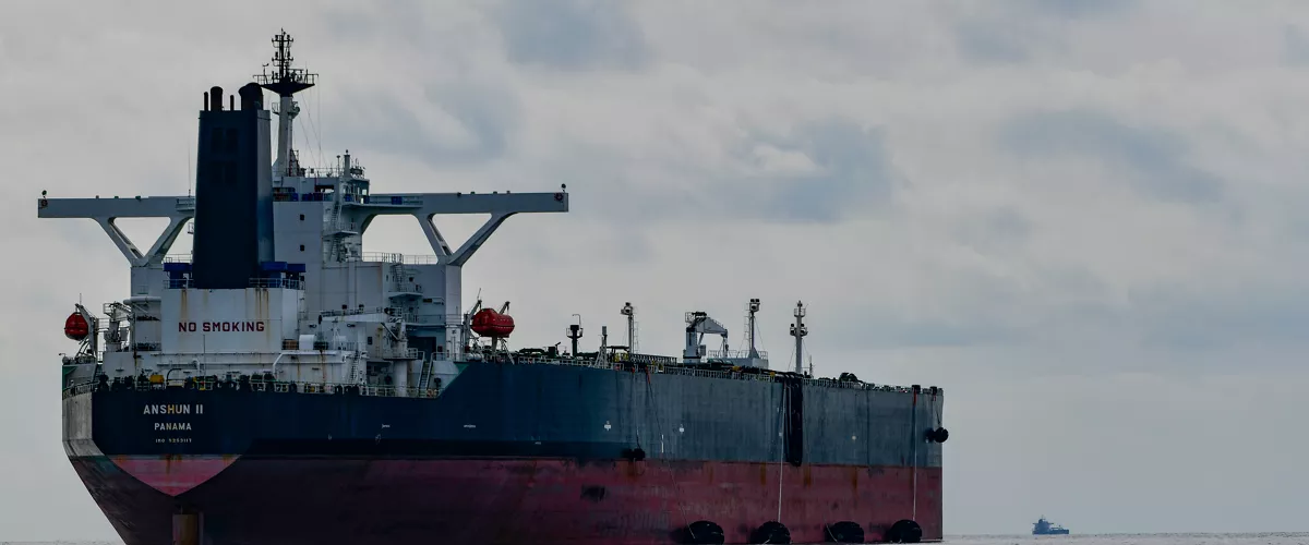 (Foto de ARCHIVO)

El buque ANSHUN II con las defensas “Yokohama” preparadas y las tuberías conectadas para recibir otro petrolero y trasvasar crudo ruso, a 20 millas de Ceuta, a 5 de marzo de 2023, en Ceuta (España). Los buques CRIUS, ANSHUN II y Nobel, petroleros fletados por empresas rusas, han permanecido detenidos en alta mar frente a las costas marroquíes, preparados para que otro buque se atraque al costado para realizar la operación de trasvase de petróleo procedente de puertos rusos, en el Báltico y en el Mar Negro. Los petroleros ubicados en las aguas cercanas a Ceuta realizan trasvases de crudo procedente de Rusia para hacer llegar el producto a los mercados asiáticos pese a las sanciones de Occidente.



Antonio Sempere / Europa Press

28 MARZO 2023;PETRÓLEO;TRASVASE;CRUDO;RUSIA;BUQUES;COSTAAS MARROQUIES;MARRUECOS;TRASVASE

27/3/2023