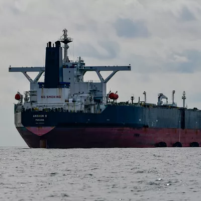 (Foto de ARCHIVO)

El buque ANSHUN II con las defensas “Yokohama” preparadas y las tuberías conectadas para recibir otro petrolero y trasvasar crudo ruso, a 20 millas de Ceuta, a 5 de marzo de 2023, en Ceuta (España). Los buques CRIUS, ANSHUN II y Nobel, petroleros fletados por empresas rusas, han permanecido detenidos en alta mar frente a las costas marroquíes, preparados para que otro buque se atraque al costado para realizar la operación de trasvase de petróleo procedente de puertos rusos, en el Báltico y en el Mar Negro. Los petroleros ubicados en las aguas cercanas a Ceuta realizan trasvases de crudo procedente de Rusia para hacer llegar el producto a los mercados asiáticos pese a las sanciones de Occidente.



Antonio Sempere / Europa Press

28 MARZO 2023;PETRÓLEO;TRASVASE;CRUDO;RUSIA;BUQUES;COSTAAS MARROQUIES;MARRUECOS;TRASVASE

27/3/2023