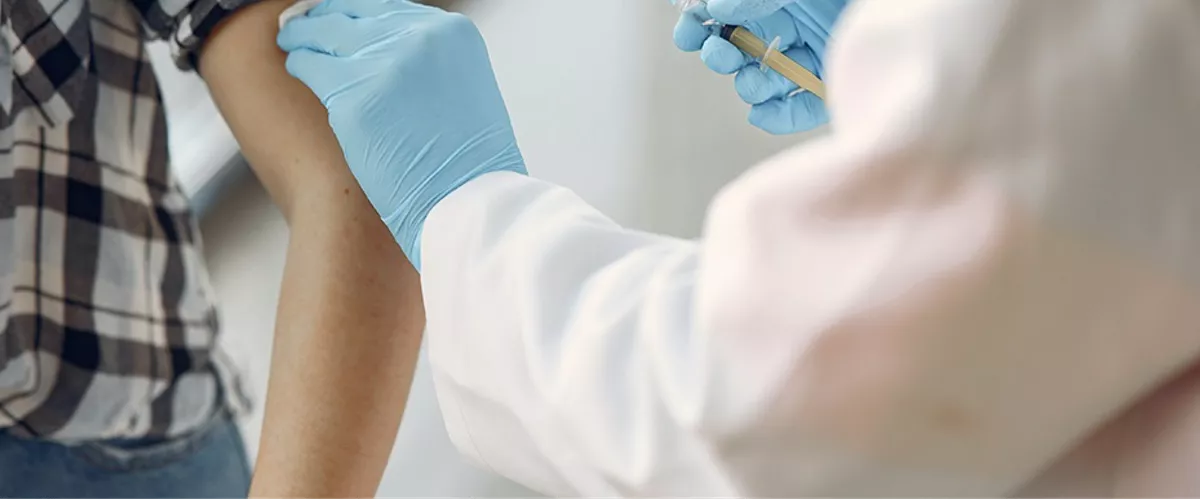(Foto de ARCHIVO)

Imagen de recurso de un profesional sanitario administrando la vacuna frente a la meningitis a un joven.



REMITIDA / HANDOUT por JUNTA DE ANDALUCÍA

Fotografía remitida a medios de comunicación exclusivamente para ilustrar la noticia a la que hace referencia la imagen, y citando la procedencia de la imagen en la firma

17/11/2023