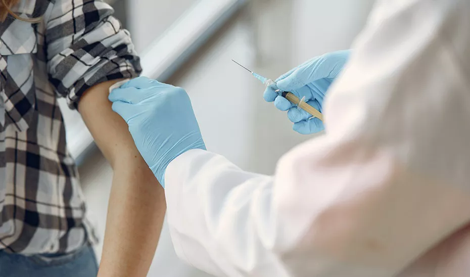 (Foto de ARCHIVO)

Imagen de recurso de un profesional sanitario administrando la vacuna frente a la meningitis a un joven.



REMITIDA / HANDOUT por JUNTA DE ANDALUCÍA

Fotografía remitida a medios de comunicación exclusivamente para ilustrar la noticia a la que hace referencia la imagen, y citando la procedencia de la imagen en la firma

17/11/2023