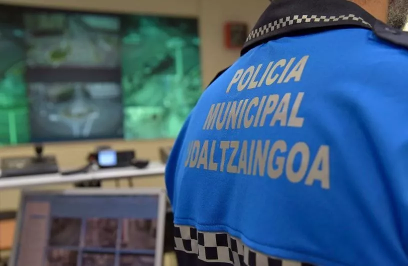 (Foto de ARCHIVO)

Imagen de un agente de Policía Municipal



REMITIDA / HANDOUT por AYUNTAMIENTO DE PAMPLONA

Fotografía remitida a medios de comunicación exclusivamente para ilustrar la noticia a la que hace referencia la imagen, y citando la procedencia de la imagen en la firma

16/1/2024