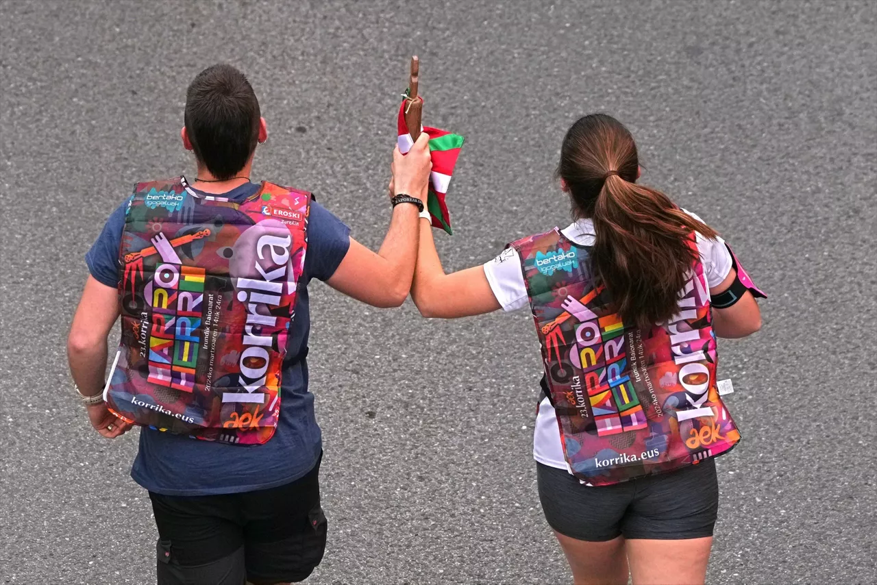 (Foto de ARCHIVO)

Varios atletas durante el inicio de la Korrika, en la Plaza de San Juan, a 14 de marzo de 2024, en Irún, Guipúzcoa, País Vasco (España). La Korrika celebra su XXIII edición comenzando hoy, 14 de marzo, en Irún (Guipúzcoa ) y acabando el 24 de marzo en Baiona (Pontevedra). Bajo el lema 'Harro Herri', esta carrera muestra su apoyo al euskera y homenajea este año al colectivo Azterketak Euskaraz.



Unanue / Europa Press

14 MARZO 2024;CARRERA;KORRIKA;EUSKERA;EUSKADI;

14/3/2024