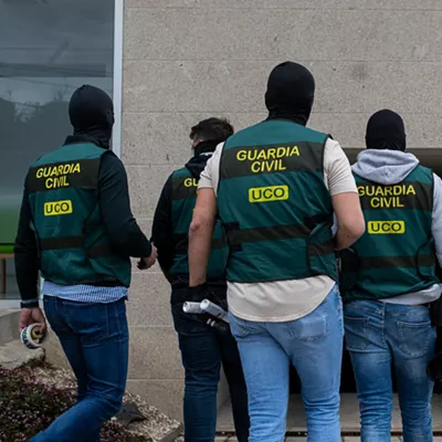 (Foto de ARCHIVO)

Varios agentes de la Guardia Civil, durante un registro en la calle Mimosas, a 30 de abril de 2024, en Barrantes, Ribadumia, Pontevedra, Galicia (España). Una operación antidroga abierta en la provincia de Pontevedra ha detenido al menos a 15 personas por la distribución de estupefacientes en distintos puntos de España. En esta operación participan el Equipo de Crimen Organizado (ECO) de la Guardia Civil de Pontevedra, dependiente de la UCO. La operación está en marcha y se va a prolongar durante toda la jornada.



Elena Fernández / Europa Press

30 ABRIL 2024;REGISTRO;REDADA;ANTIDROGA;ECO;UCO;GUARDIA CIVIL;PONTEVEDRA;DETENIDO;AGENTES

30/4/2024