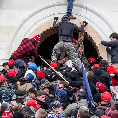 (Foto de ARCHIVO)

January 6, 2021, Washington Dc, District of Columbia, United States: Rioters clash with police trying to enter Capitol building through the front doors. Rioters broke windows and breached the Capitol building in an attempt to overthrow the results of the 2020 election. Police used buttons and tear gas grenades to eventually disperse the crowd. Rioters used metal bars and tear gas as well against the police.



Europa Press/Contacto/Lev Radin

06/1/2021
