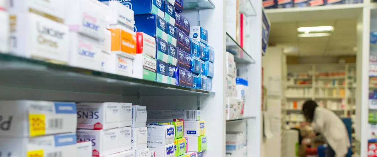 Farmacos en una farmacia con medicamentos y medicina