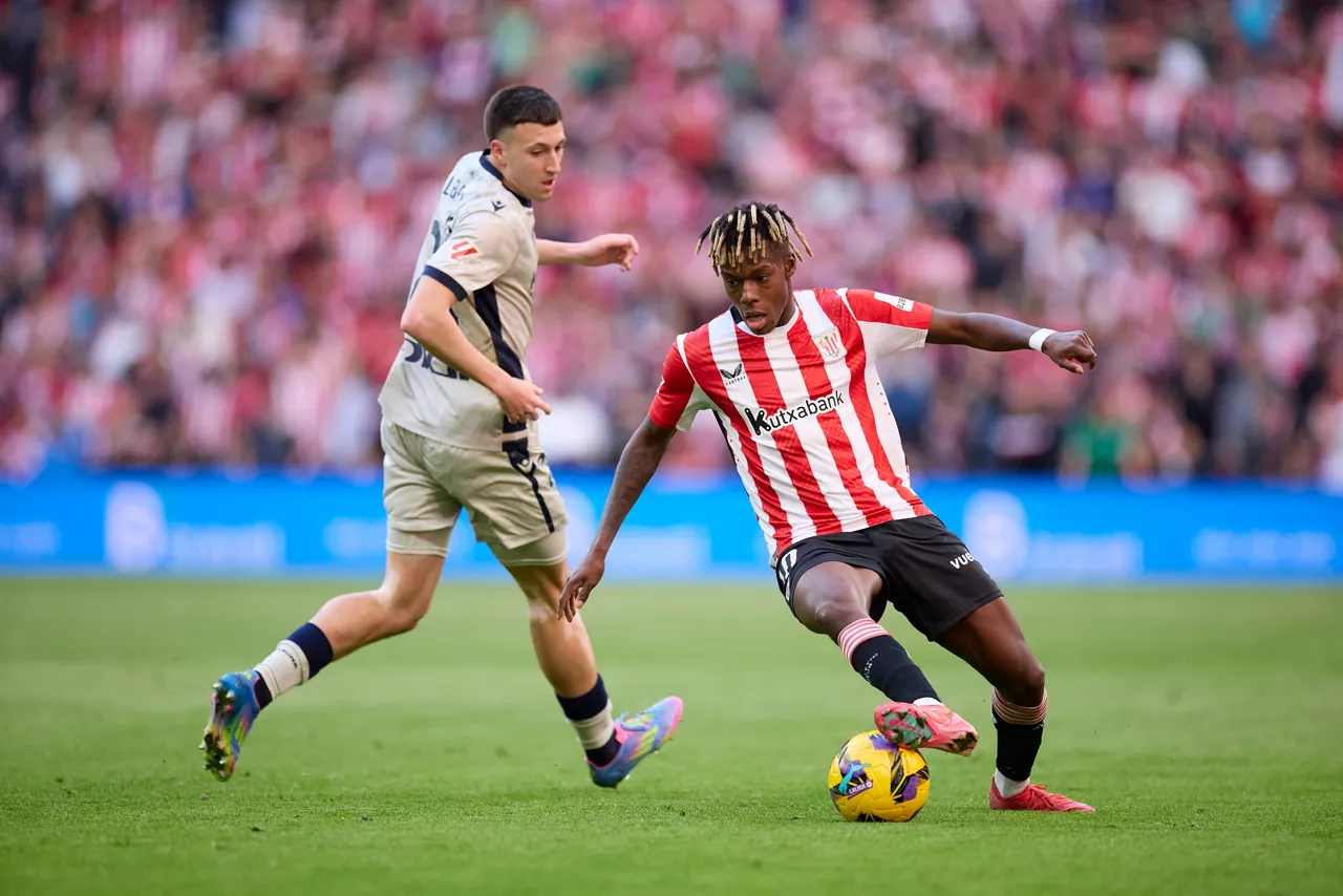 Abel Bretones of CA Osasuna competes for the ball with Nico Williams of Athletic Club during the LaLiga EA Sports match between Athletic Club and CA Osasuna at San Mames on March 30, 2025, in Bilbao, Spain.