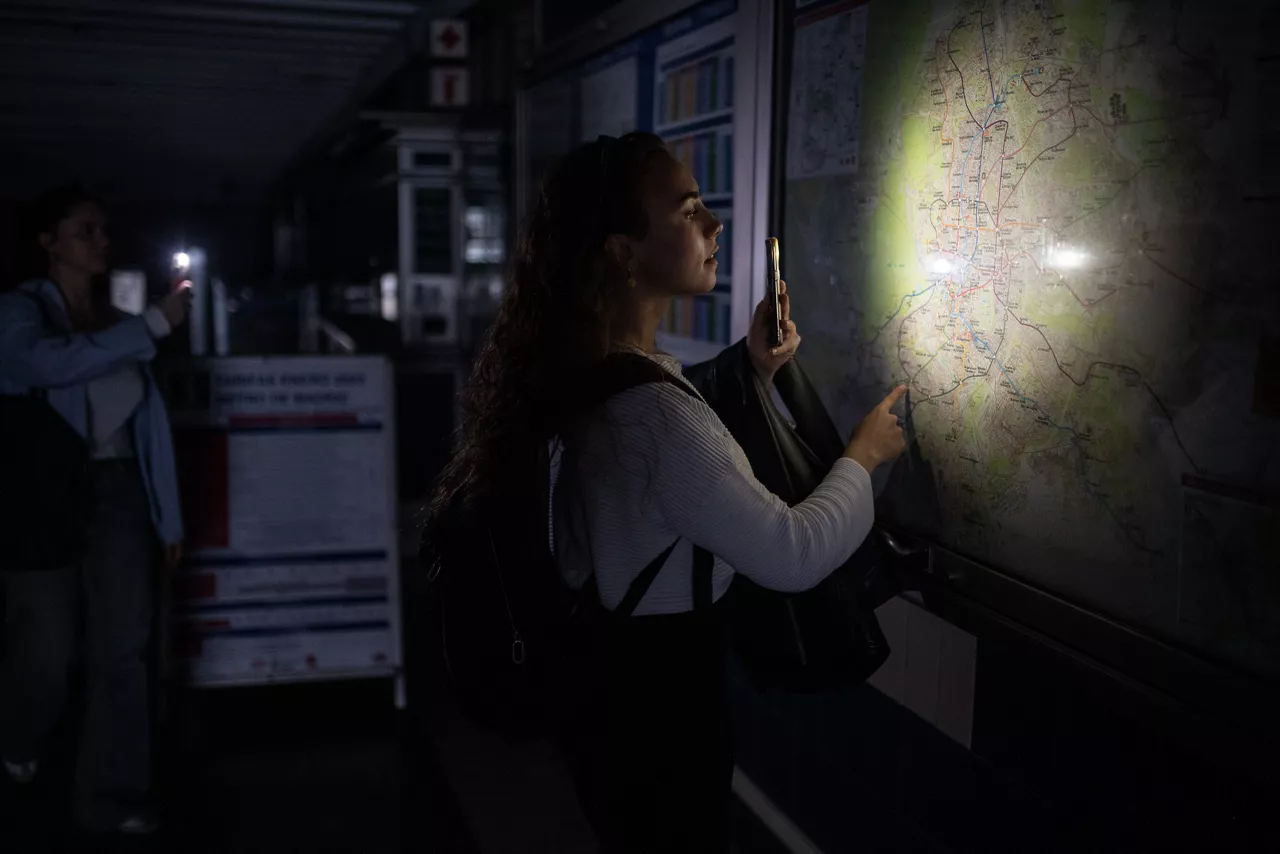(Foto de ARCHIVO)

Una mujer ilumina con la linterna del móvil un plano de la red de Metro de Madrid en una estación, el 28 de abril de 2025 en Madrid, España.



Alejandro Martínez Vélez / Europa Press

28/4/2025