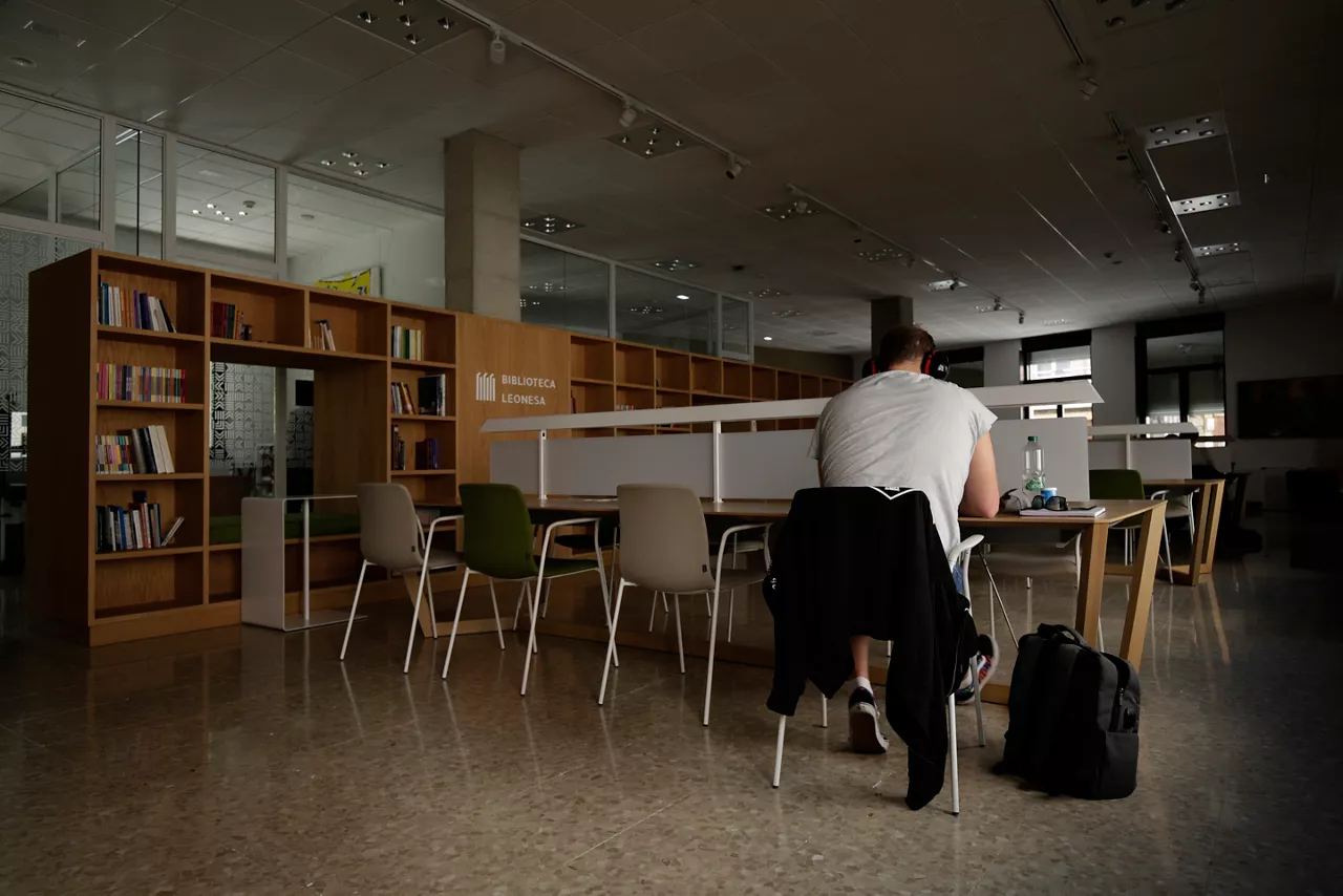 (Foto de ARCHIVO)

Un chico estudia en una biblioteca durante el apagón, a 28 de abril de 2025, en León, Castilla y León (España). Un apagón eléctrico ha asolado España, Portugal y parte de Francia a las 12.30h. de la mañana. Sin saber aún las causas concretas del apagón, poco a poco se recupera el suministro eléctrico en todas las regiones de la Península Ibérica. Algunas ciudades y municipios han estado más de 12 horas sin luz, y otras zonas aún no la han recuperado.



Fernando Otero / Europa Press

29/4/2025
