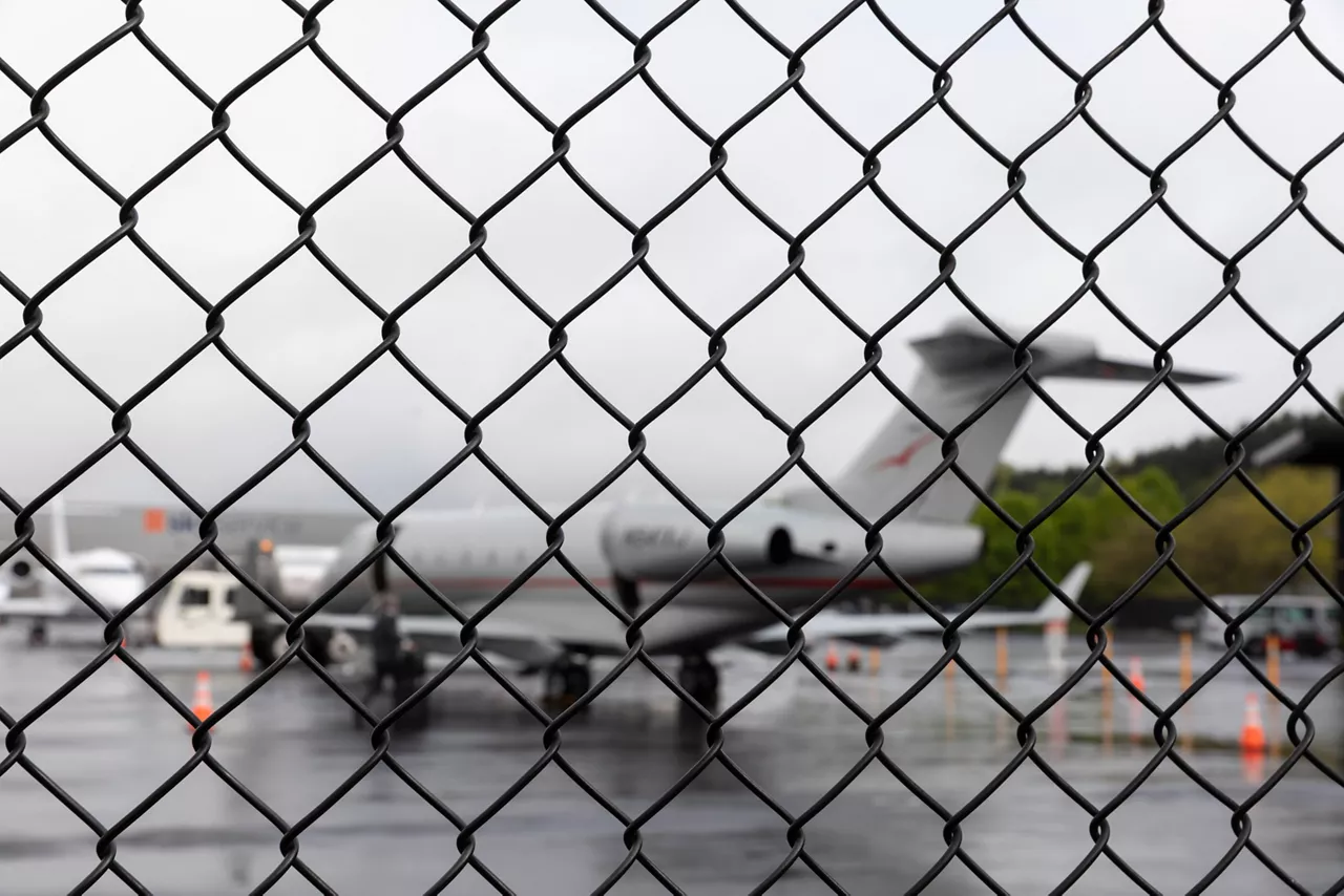 (Foto de ARCHIVO)

April 29, 2025, Seattle, Washington, U.S: A small private plane prepares for takeoff at Signature Aviation at King County International Airport in Seattle on Tuesday, April 29, 2025. Signature Aviation, a fixed base operator, is currently servicing ICE Air deportation flights out of Seattle. Local immigrant rights groups including La Resistencia and Tsuru for Solidarity have been monitoring U.S. Immigration and Customs Enforcement deportations out of King County International Airport since flights resumed 2023.



Europa Press/Contacto/Paul Christian Gordon

29/4/2025