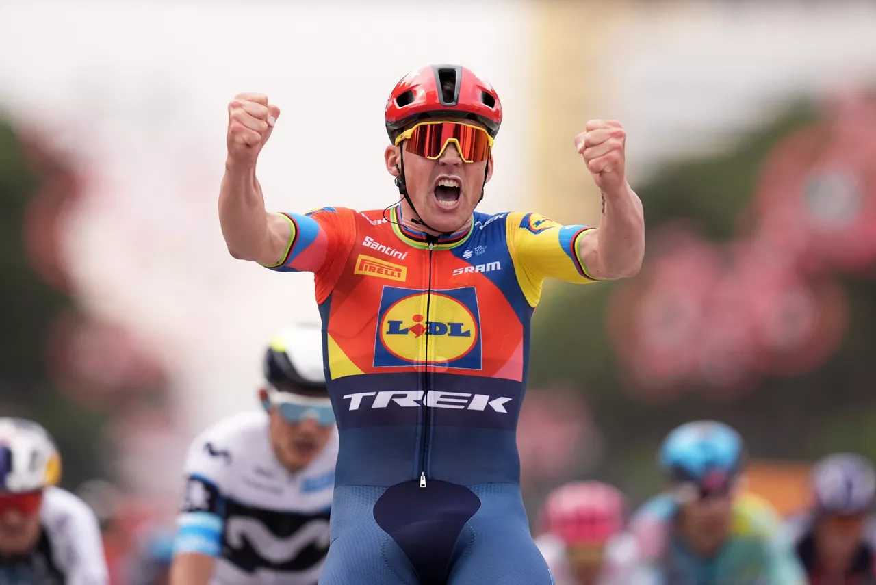 (Foto de ARCHIVO)

09 May 2025, Albania, Tirana: Danish cyclist Mads Pedersen of Lidl-Trek team celebrates as he crosses the finish line to win the first stage of the 108th Giro d'Italia cycling race, 160km from Durres to Tirana. Photo: Massimo Paolone/LaPresse via ZUMA Press/dpa



Massimo Paolone/LaPresse via ZUM / DPA

09/5/2025 ONLY FOR USE IN SPAIN