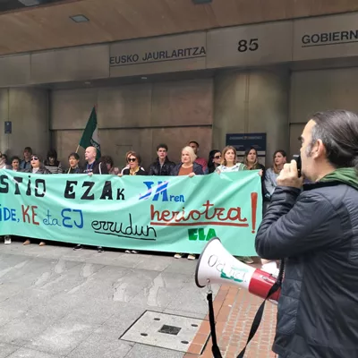 (Foto de ARCHIVO)

Concentración de los trabajadores de JM ikastetxea frente a la sede del Gobierno vasco en Bilbao.



EUROPA PRESS

14/5/2025