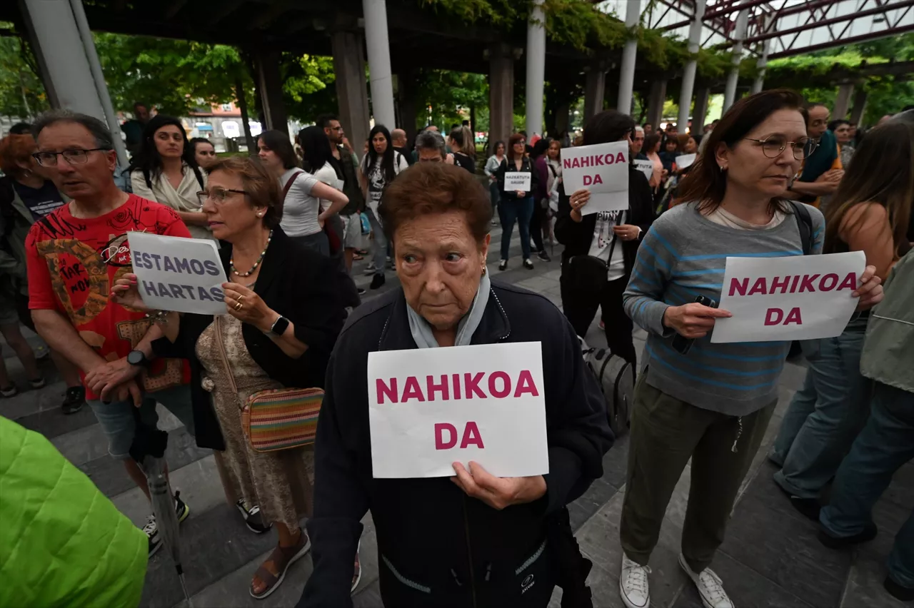 (Foto de ARCHIVO)

Decenas de personas durante una concentración para denunciar el crimen de una niña de 13 años a manos de su padre, en la plaza de Rekalde, a 30 de mayo de 2025, en Rekalde, Bilbao, Vizcaya, País Vasco (España). La Ertzaintza está investigando la muerte de una menor de 13 años a manos de su padre, de 43 años, que después se habría suicidado en su domicilio, como un presunto caso de violencia vicaria. Ambos presentan signos de violencia, mientras que la madre de la menor ha tenido que ser trasladada a un centro de salud con lesiones.



David de Haro / Europa Press

30 MAYO 2025;CONCENTRACIÓN;ERTZAINZA;VICARIA;VIOLENCIA MACHISTA;VIOLENCIA VICARIA;CRIMEN;ASESINATO;PADRE;VIOLENCIA;

30/5/2025