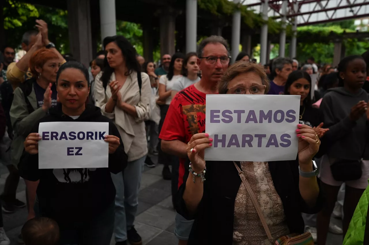 (Foto de ARCHIVO)

Decenas de personas durante una concentración para denunciar el crimen de una niña de 13 años a manos de su padre, en la plaza de Rekalde, a 30 de mayo de 2025, en Rekalde, Bilbao, Vizcaya, País Vasco (España). La Ertzaintza está investigando la muerte de una menor de 13 años a manos de su padre, de 43 años, que después se habría suicidado en su domicilio, como un presunto caso de violencia vicaria. Ambos presentan signos de violencia, mientras que la madre de la menor ha tenido que ser trasladada a un centro de salud con lesiones.



David de Haro / Europa Press

30 MAYO 2025;CONCENTRACIÓN;ERTZAINZA;VICARIA;VIOLENCIA MACHISTA;VIOLENCIA VICARIA;CRIMEN;ASESINATO;PADRE;VIOLENCIA;

30/5/2025