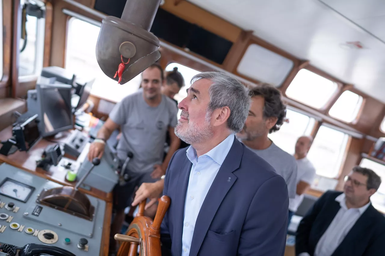El presidente de Canarias, Fernando Clavijo, durante una visita al barco de Open Arms



REMITIDA / HANDOUT por GOBIERNO DE CANARIAS

Fotografía remitida a medios de comunicación exclusivamente para ilustrar la noticia a la que hace referencia la imagen, y citando la procedencia de la imagen en la firma

28/8/2025