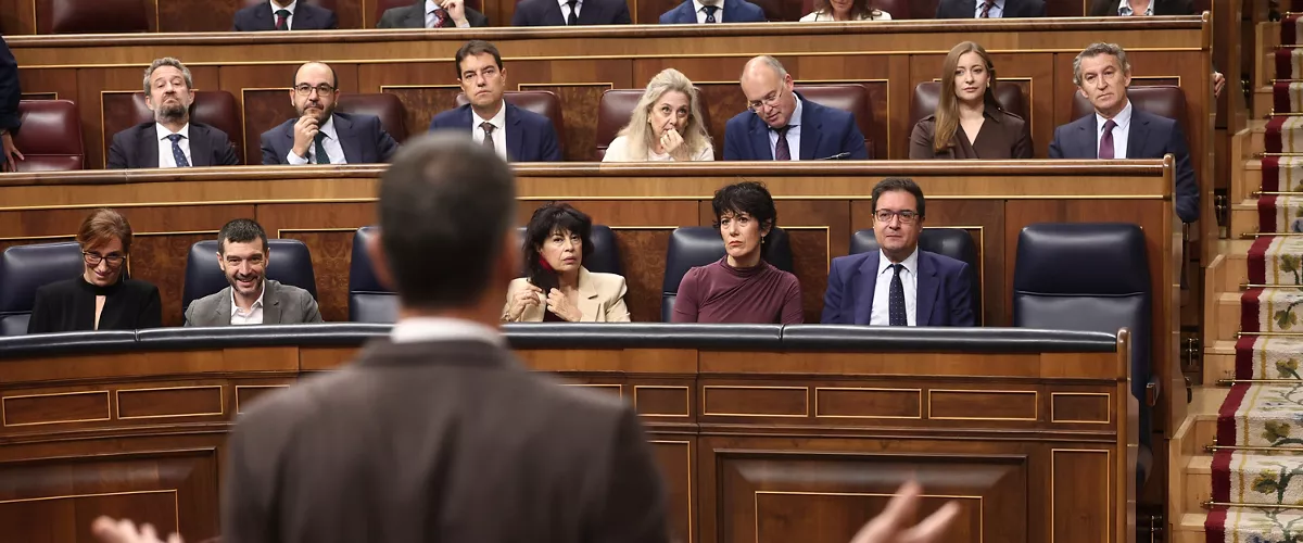 El presidente del Gobierno, Pedro Sánchez, interviene durante una sesión de control al Gobierno, en el Congreso de los Diputados, a 22 de octubre de 2025, en Madrid (España). El Gobierno se enfrenta de nuevo a preguntas relacionadas con la estabilidad económica por la falta de presupuestos generales. Además, se presentan iniciativas no de ley sobre teletrabajo rural y control telemático en casos de violencia de género.



Eduardo Parra / Europa Press

22/10/2025