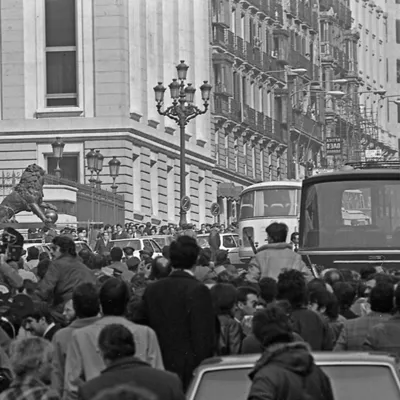 (Foto de ARCHIVO)

24 FEBRERO 1981 - MADRID, ESPAÑA: Las inmediaciones del Congreso de los Diputados durante el día 24 de febrero de 1981, a la mañana siguiente del intento del Golpe de Estado realizado el día 23, en donde la gente espera la liberación de los rehénes por parte del Teniente Coronel Tejero de la Guardia Civil, una vez el Rey Don Juan Carlos ha apoyado a la Constitución haciendo fracasar el intento de Golpe.



Europa Press / Europa Press

24/2/1981