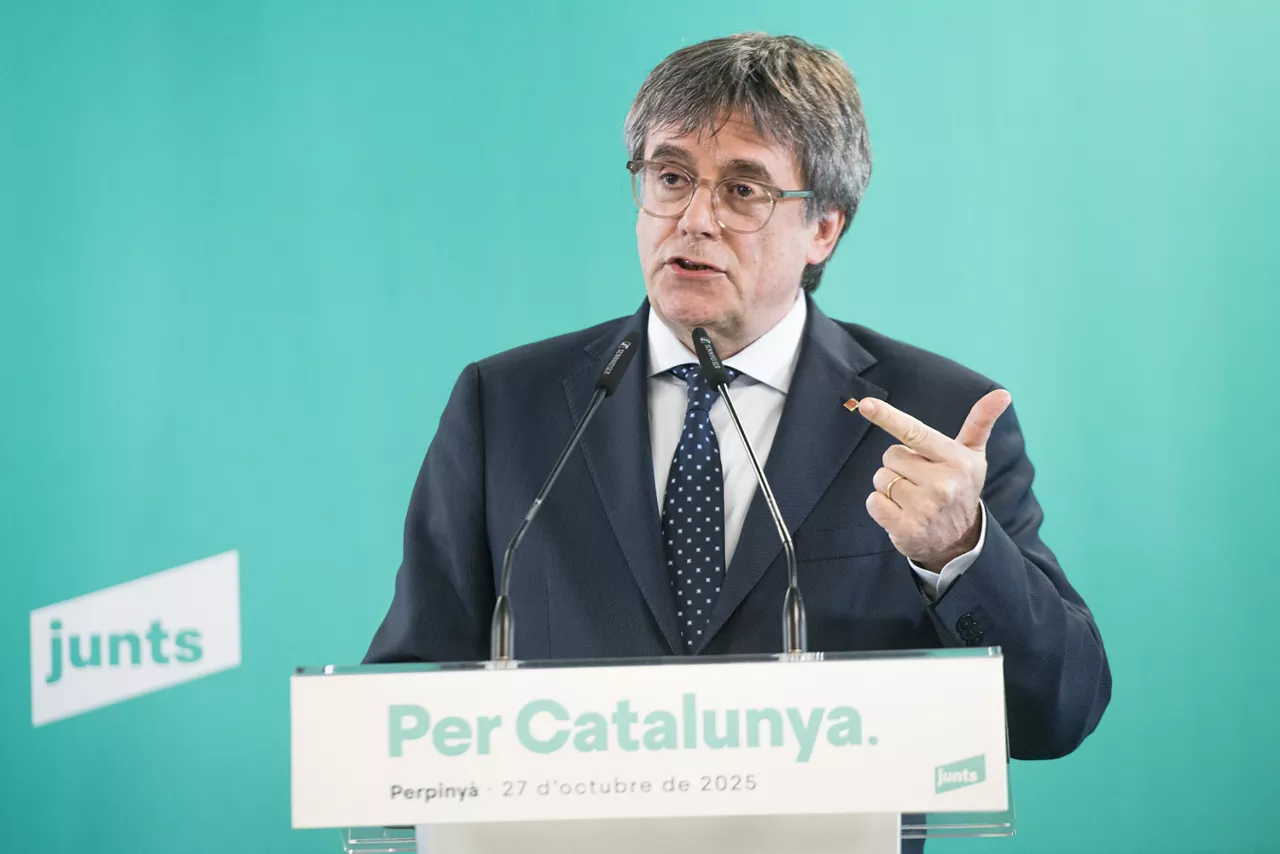 El presidente de Junts, Carles Puigdemont, durante una rueda de prensa, en el espacio Les 5 Éléments, a 27 de octubre de 2025, en Perpignan (Francia). La ejecutiva de Junts, con Puigdemont al frente, ha acordado por unanimidad romper con el PSOE. La decisión deberá ser ratificada por la militancia en consulta interna este miércoles y jueves. Antes, la formación celebrará este martes un Consell Nacional en Barcelona para abordar la decisión acordada.



Glòria Sánchez / Europa Press

27 OCTUBRE 2025;PUIGDEMONT;CARLES PUIGDEMONT;FRANCIA;PERPIGNAN;JUNTS;RUEDA DE PRENSA;GOBIERNO;RUPTURA;PSOE;SÁNCHEZ

27/10/2025